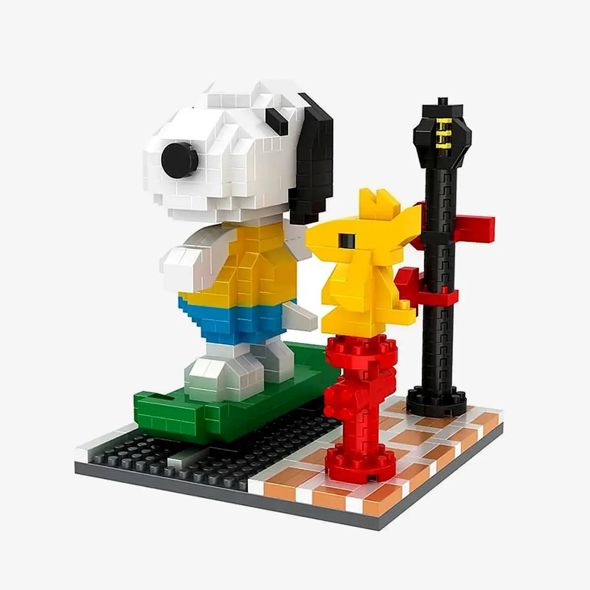 Snoopy et Woodstock faisant du skateboard (BB-107376) — Prix et comparaison | Brick Broker