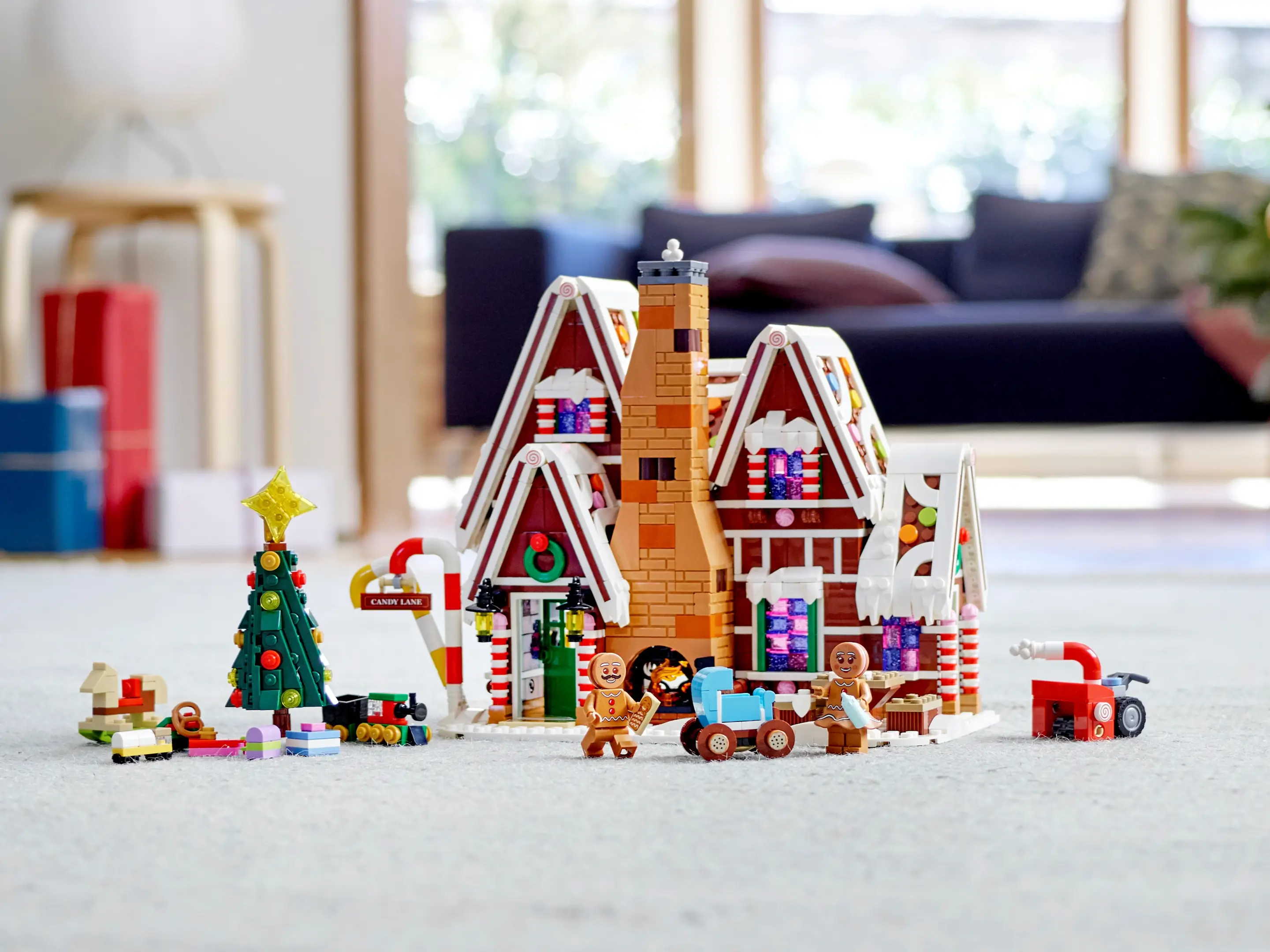 Lego creator gingerbread house shop