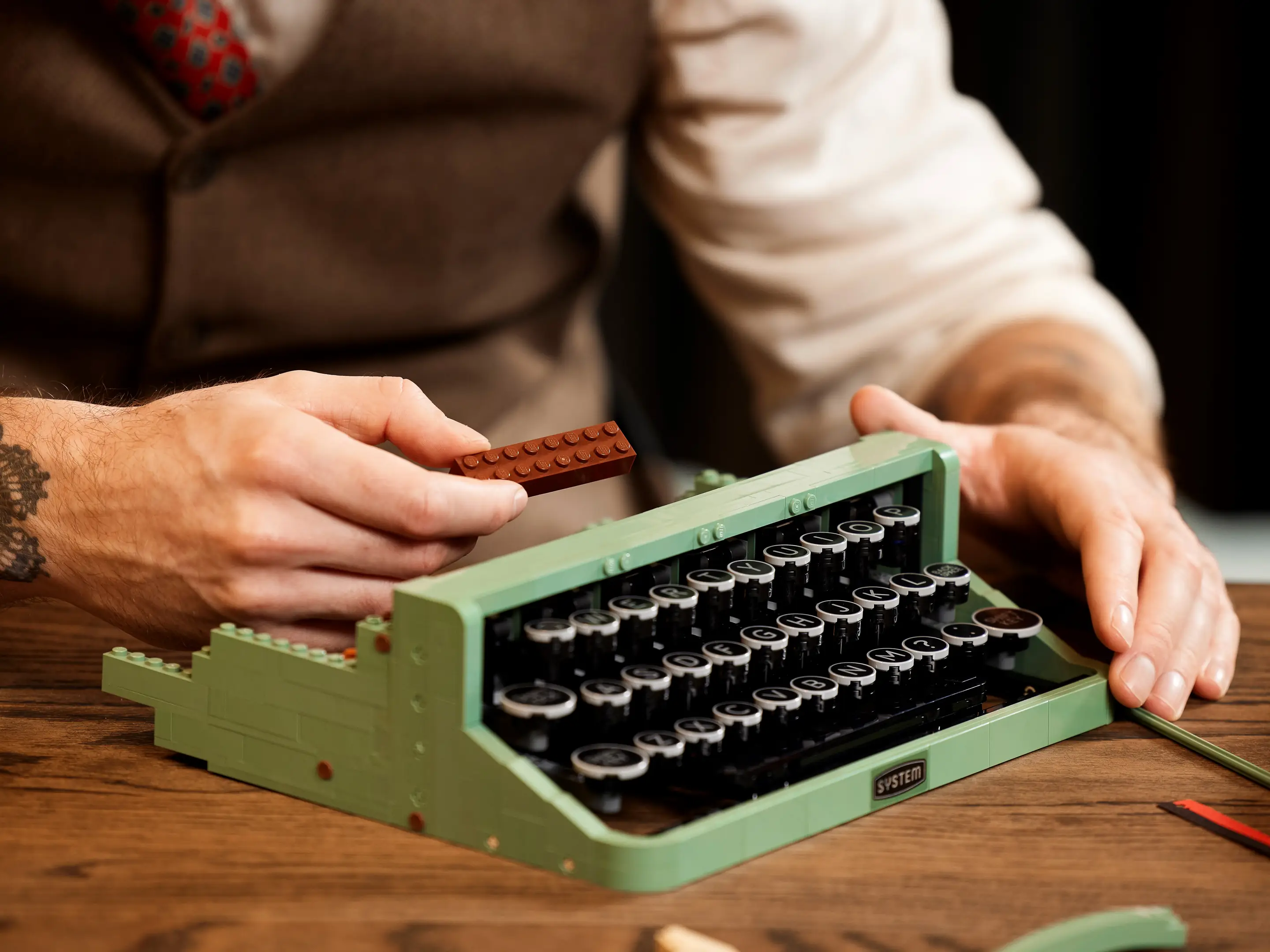LEGO Ideas Typewriter • Set 21327 • SetDB • Merlins Bricks