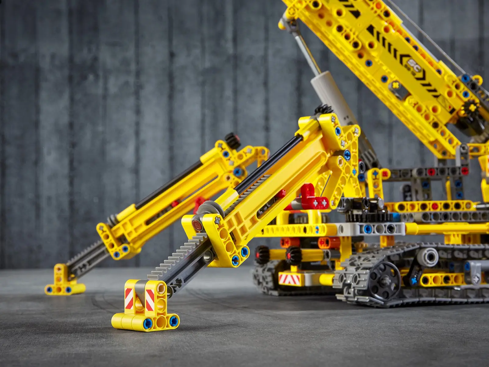 LEGO Technic Compact Crawler Crane Set 42097 SetDB