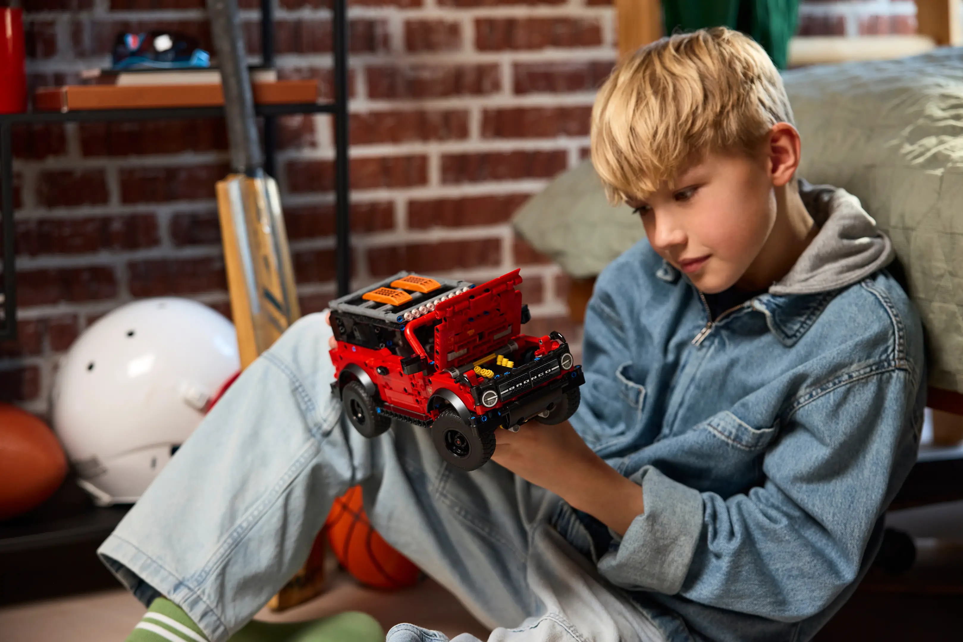 LEGO Technic Ford Bronco SUV • Set 42213 • SetDB