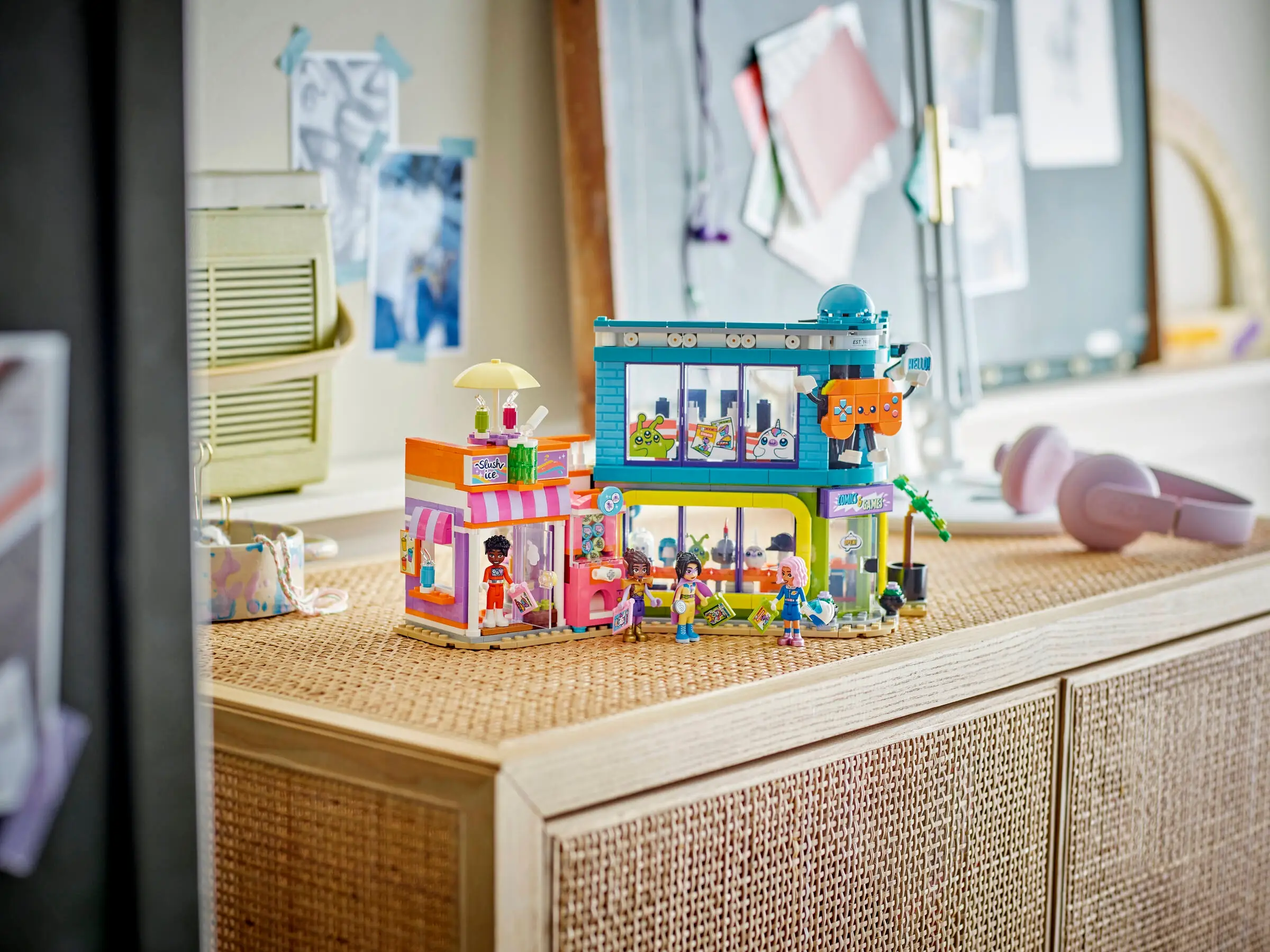 LEGO Friends Comic Book and Game Store • Set 42674 • SetDB